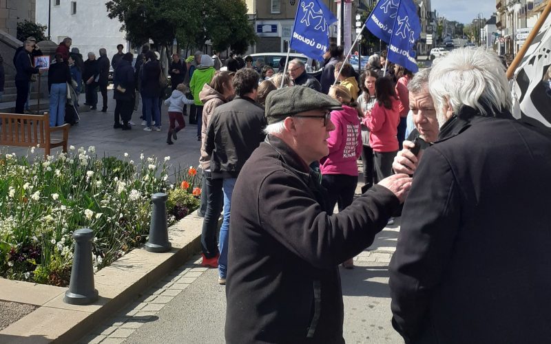 Perros-Guirec : les militants du Parti National Breton présents à la manifestation pour un nouveau collège Diwan