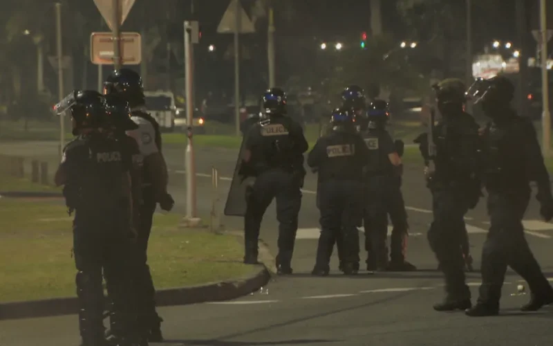 Le gouvernement français vote la recolonisation de la Nouvelle-Calédonie, un patriote canaque assassiné par un colon français