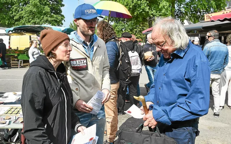 Carhaix : l&rsquo;ultra-gauche distribue des tracts malgré quelques invectives