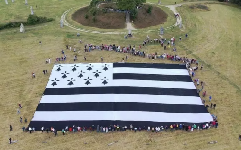 Pour ses 15 ans, la Vallée des Saints déploie le drapeau national breton XXXL