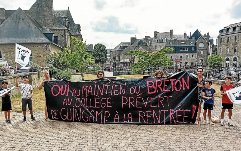 Guingamp : manifestation des parents d&rsquo;élèves du collège Jacques Prévert après la fermeture de la filière en langue bretonne décrétée par l&rsquo;État français