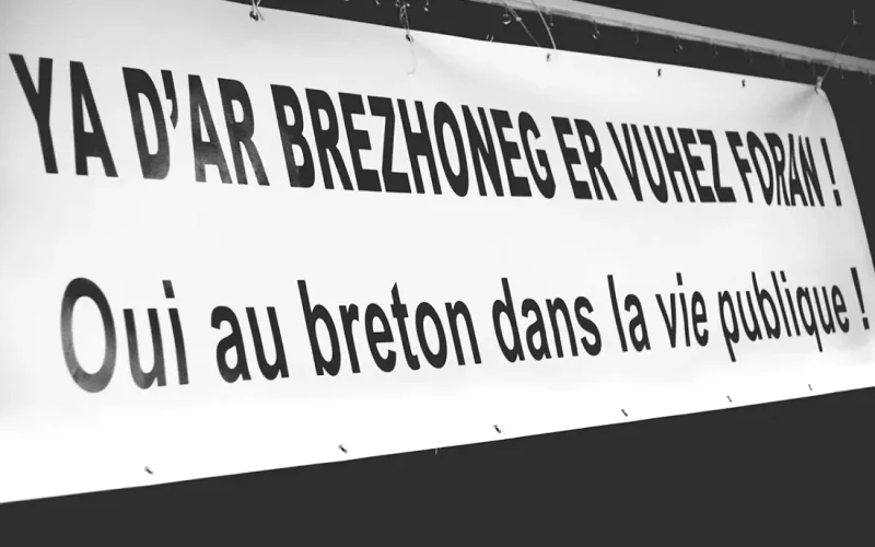 Avec seulement 107,000 locuteurs en 2024, le temps est venu d&rsquo;une révolution linguistique pour sauver et faire renaître la langue bretonne (Éditorial)