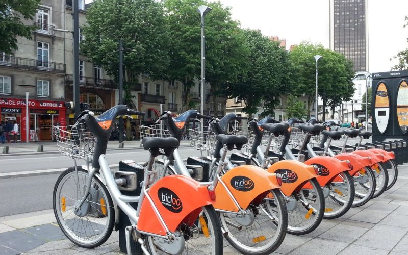 Nantes : un homme sauvagement agressé au couteau en plein centre-ville par un voleur de vélo ; la victime souffre d’une entaille de 10 cm au visage