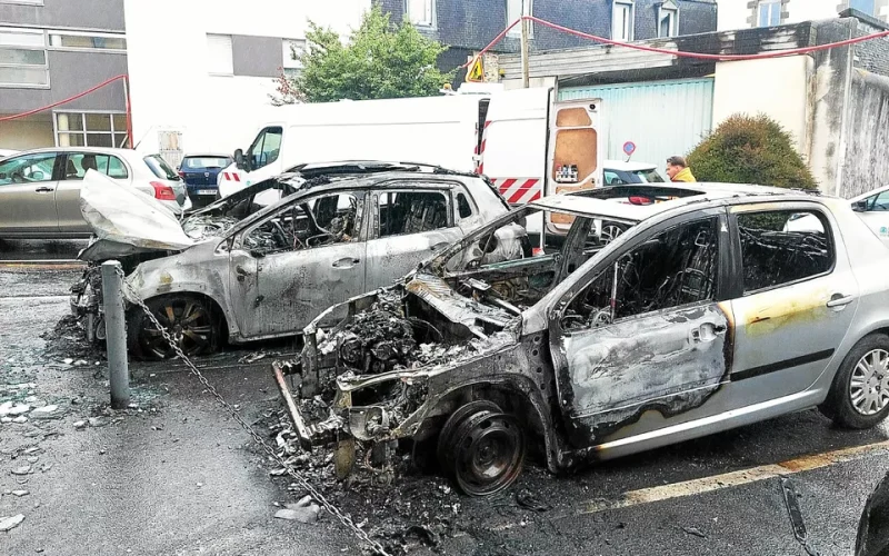 Landerneau (16 000 hab) : deux voitures incendiées après « une nuit agitée en centre-ville »