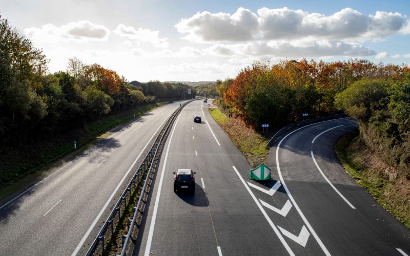 Pont l&rsquo;Abbé : vexé, un automobiliste ouvre le feu sur la voiture avec des enfants à bord qui l&rsquo;a doublé