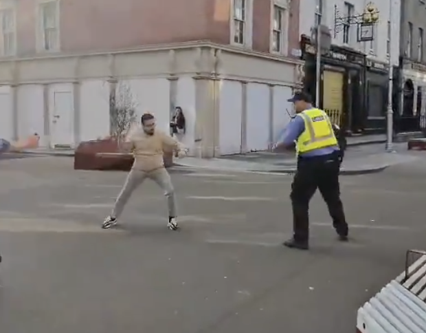 Irlande : Abdullah Khan attaque au couteau un policier en patrouille