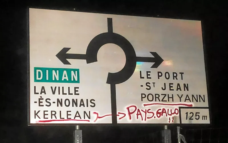Lambal-Armor : un loyaliste français vandalise les panneaux en langue bretonne