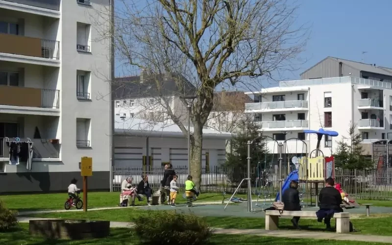 Sant-Maloù (Saint-Malo) : des mineurs roulent à vive allure et percutent une voiture de police dans le quartier multiculturel de La Découverte