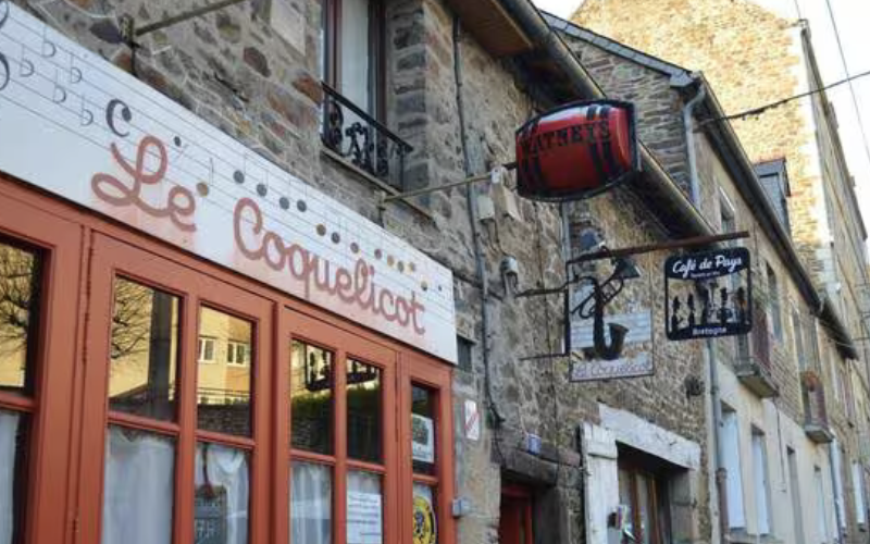 Fougères : l&rsquo;extrême-gauche organise un concert en soutien aux migrants clandestins pour exiger des logements gratuits