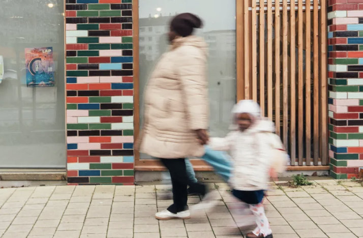 Rennes : enceinte de 8 mois et demi et mère de 2 enfants, cette migrante du Libéria se félicite d&rsquo;obtenir un hébergement gratuit aux frais du département