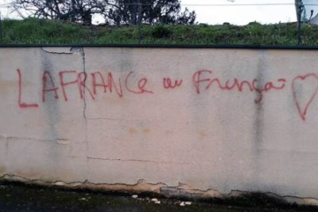Pleboull : « La France au Françai », des dégradations loyalistes provoquent la colère de la population