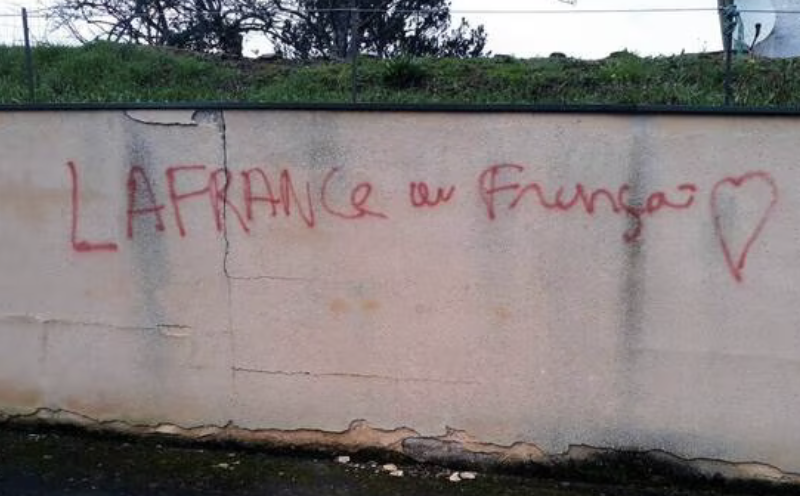 Pleboull : « La France au Françai », des dégradations loyalistes provoquent la colère de la population