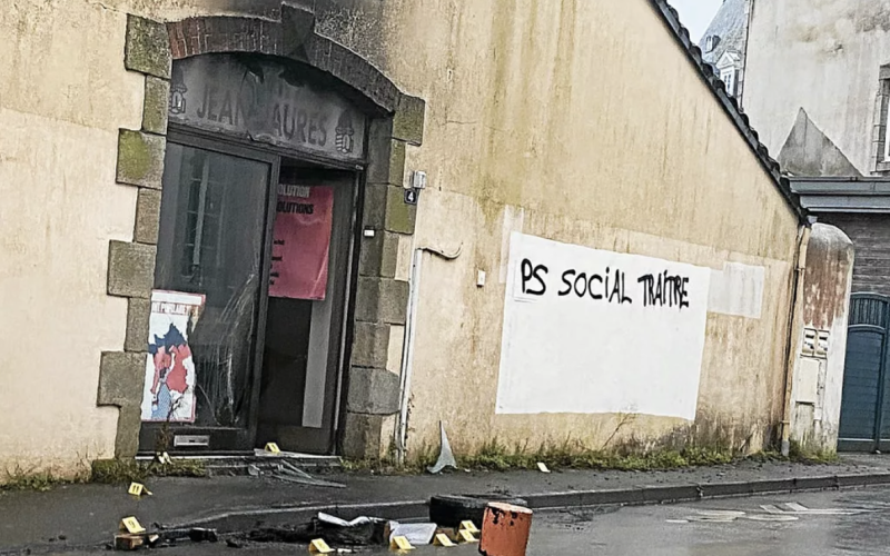 Terrorisme : prison ferme pour deux militants antifascistes après l&rsquo;incendie du local du Parti Socialiste français