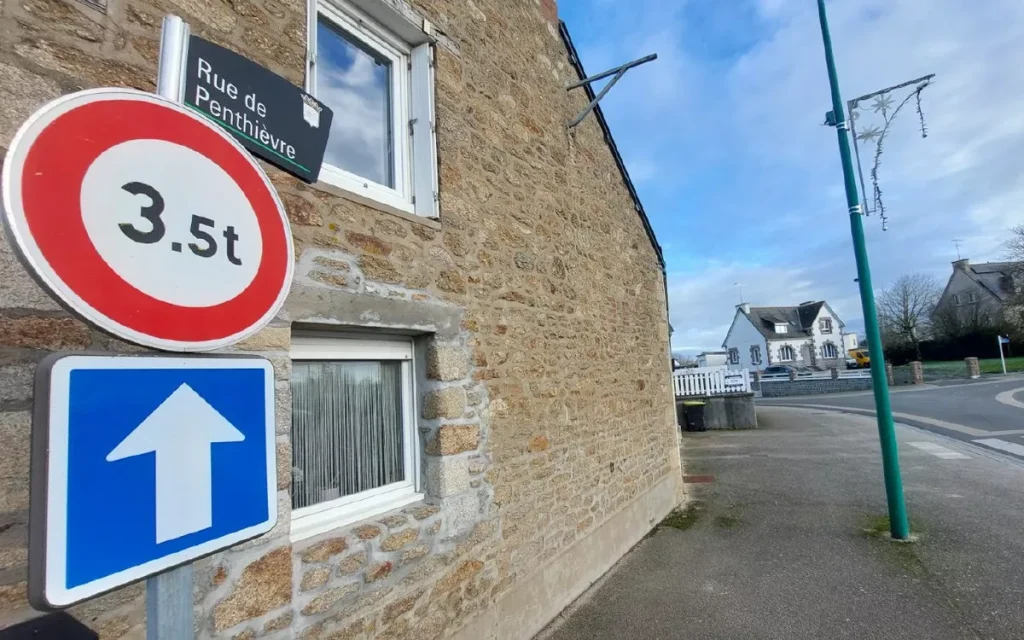 Bagarre au couteau à Brehant-Monkontour (Bréhand) : trois jeunes blessés, l’un grièvement