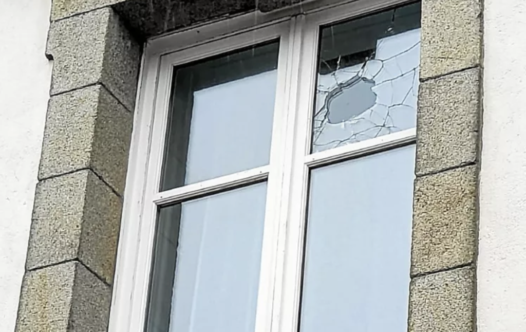 Douarnenez : l&rsquo;extrême-gauche antifa célèbre le lynchage de Quentin Deranque en dégradant des habitations au hasard