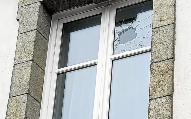 Douarnenez : l&rsquo;extrême-gauche antifa célèbre le lynchage de Quentin Deranque en dégradant des habitations au hasard