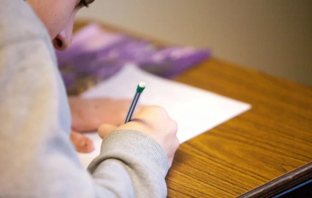 Bac 2026 : A Bayonne, 80 lycéens ont rédigé leur épreuve de maths en basque malgré les menaces de l&rsquo;État français