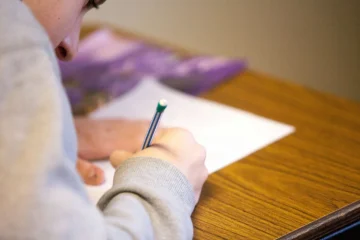 Bac 2026 : A Bayonne, 80 lycéens ont rédigé leur épreuve de maths en basque malgré les menaces de l&rsquo;État français