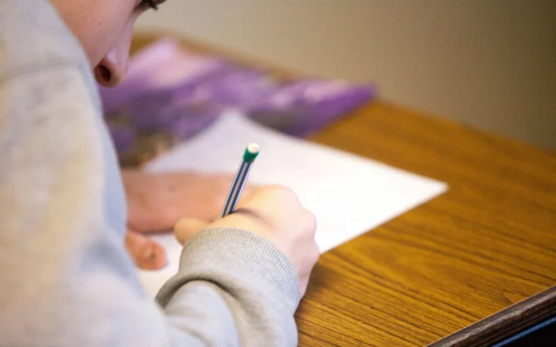 Bac 2026 : A Bayonne, 80 lycéens ont rédigé leur épreuve de maths en basque malgré les menaces de l&rsquo;État français