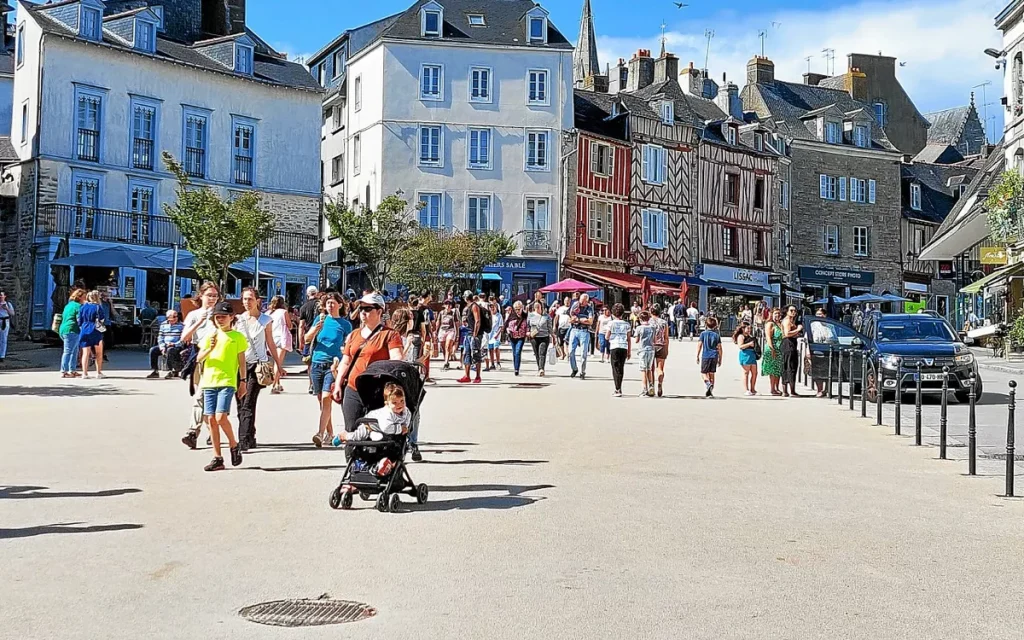 Vannes : en pleine alerte canicule, l&rsquo;extrême-gauche exige de pouvoir occuper une place de la ville pour les migrants clandestins
