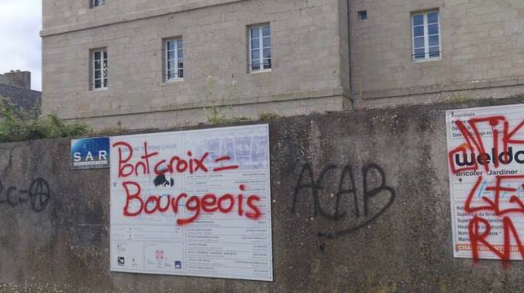 Des anarchistes vandalisent la ville de Pont-Croix
