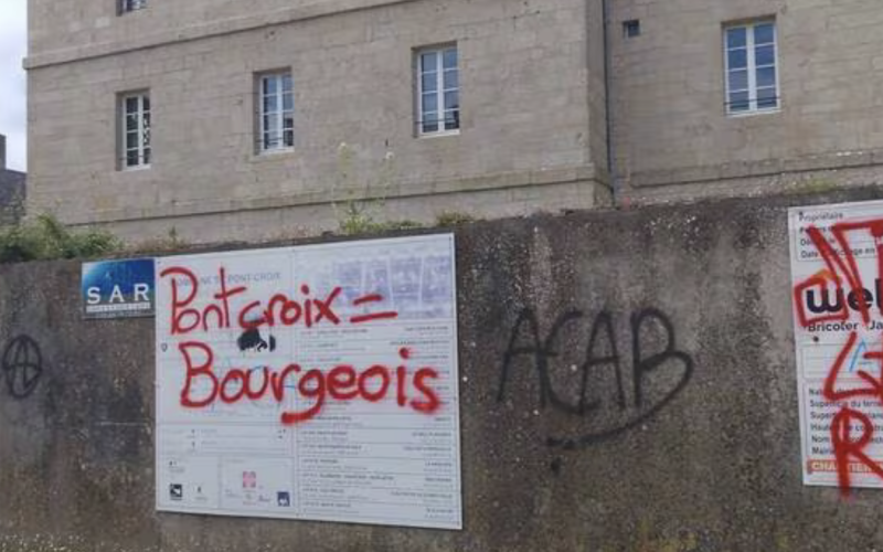 Des anarchistes vandalisent la ville de Pont-Croix