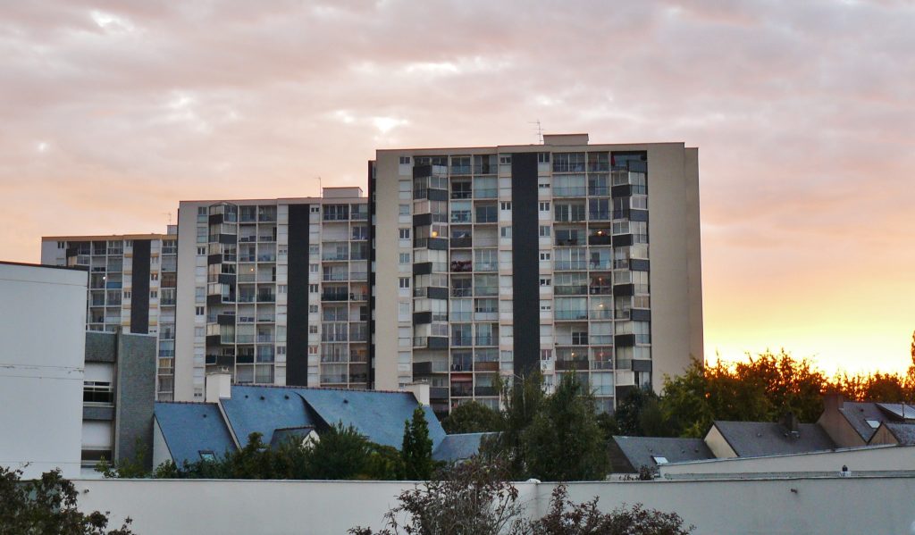 Vannes : des tirs de mortiers d’artifice déclenchent un incendie dans le quartier multiculturel de Menimur