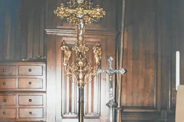 Ploudalmézeau : une croix de procession volée en plein jour dans l’église