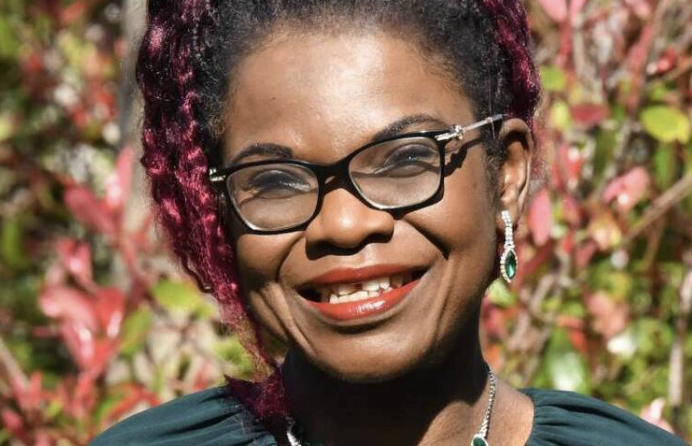 « On a pas besoin de parler gaélique » : une militante antiraciste d&rsquo;origine nigériane en charge de la politique d&rsquo;intégration irlandaise appelle à supprimer l&rsquo;enseignement du gaélique pour faciliter l&rsquo;installation des migrants